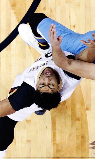 Davis leaves game in first with injured shoulder, Pelicans clipped again